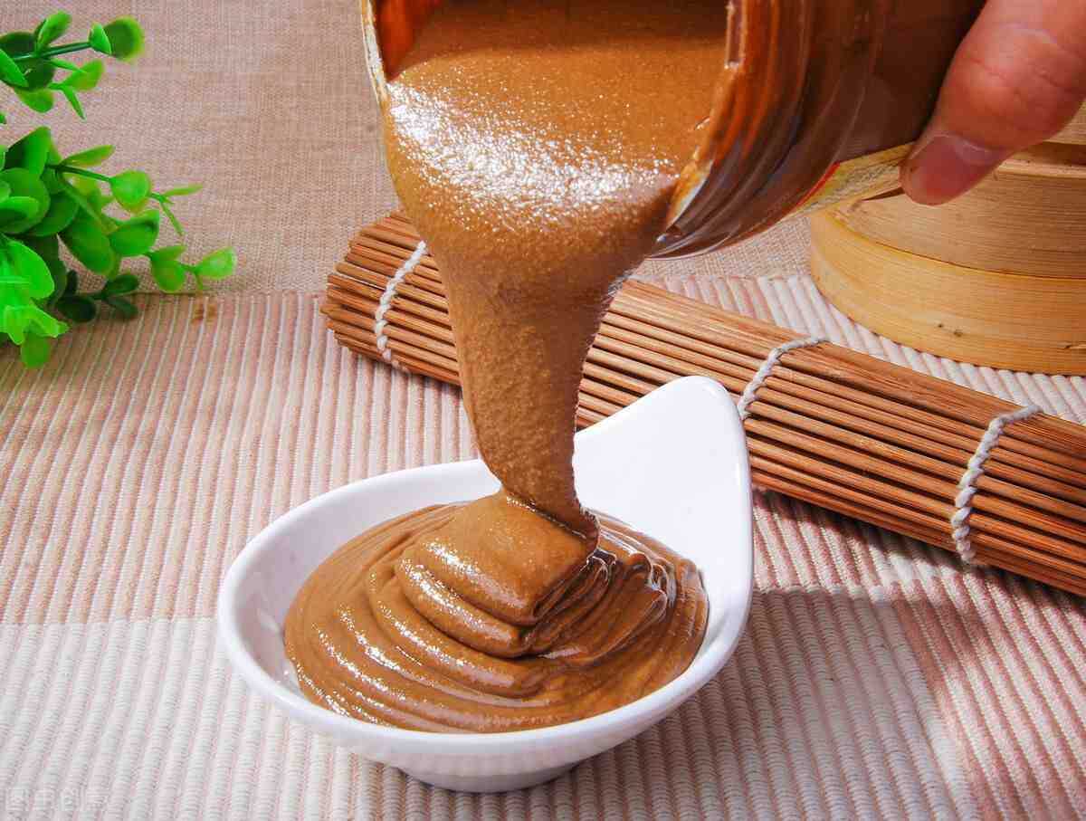 引領食品包裝新紀元:芝麻花生醬自立袋灌裝旋蓋機——自動化、高效能、衛生安全的全面解決方案