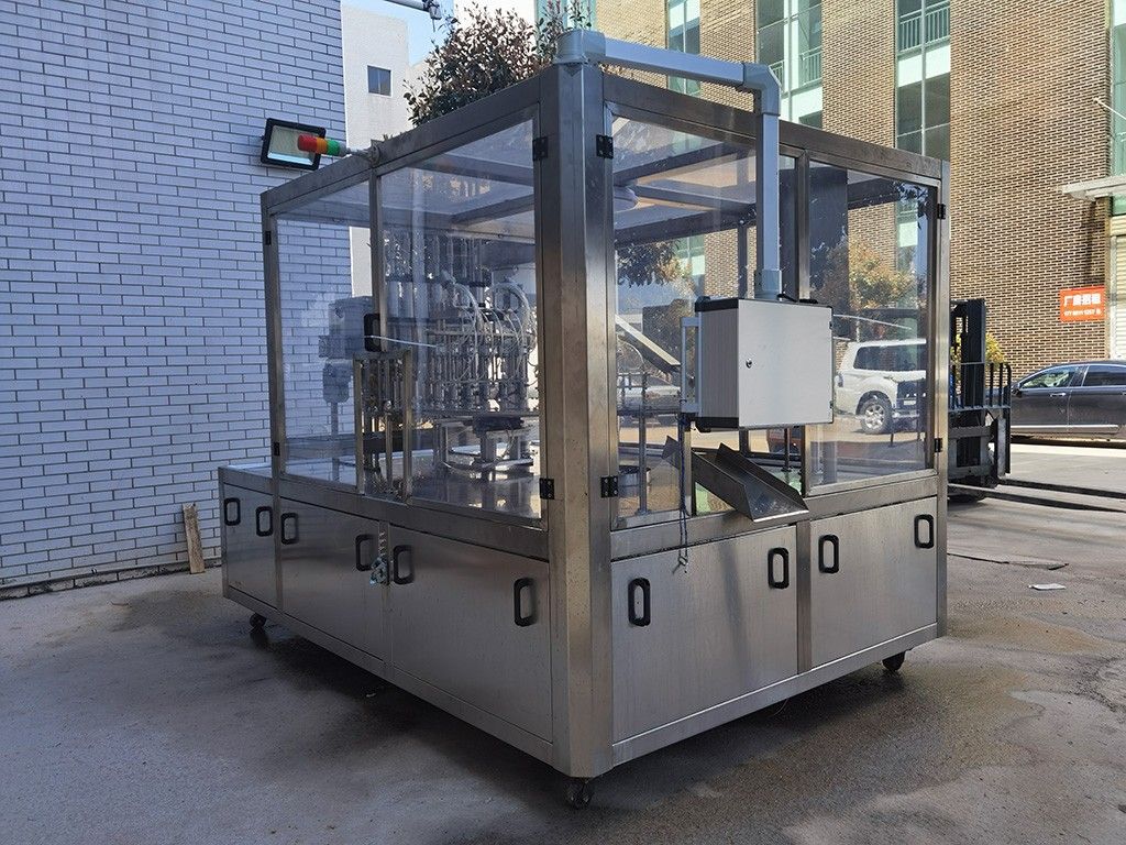 LG-620 斜嘴袋灌裝旋蓋機(jī)（小）.jpg